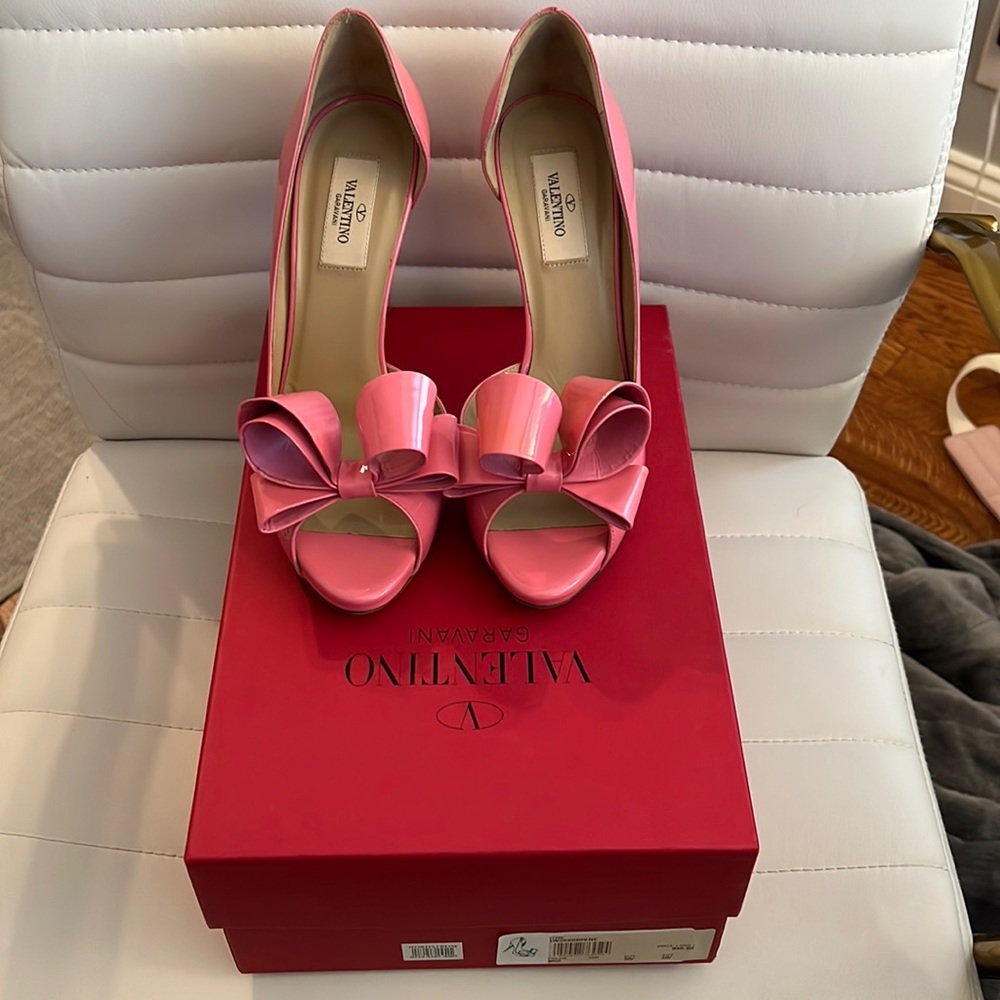 NWT Gorgeous Valentino patent d’orsay bow pump